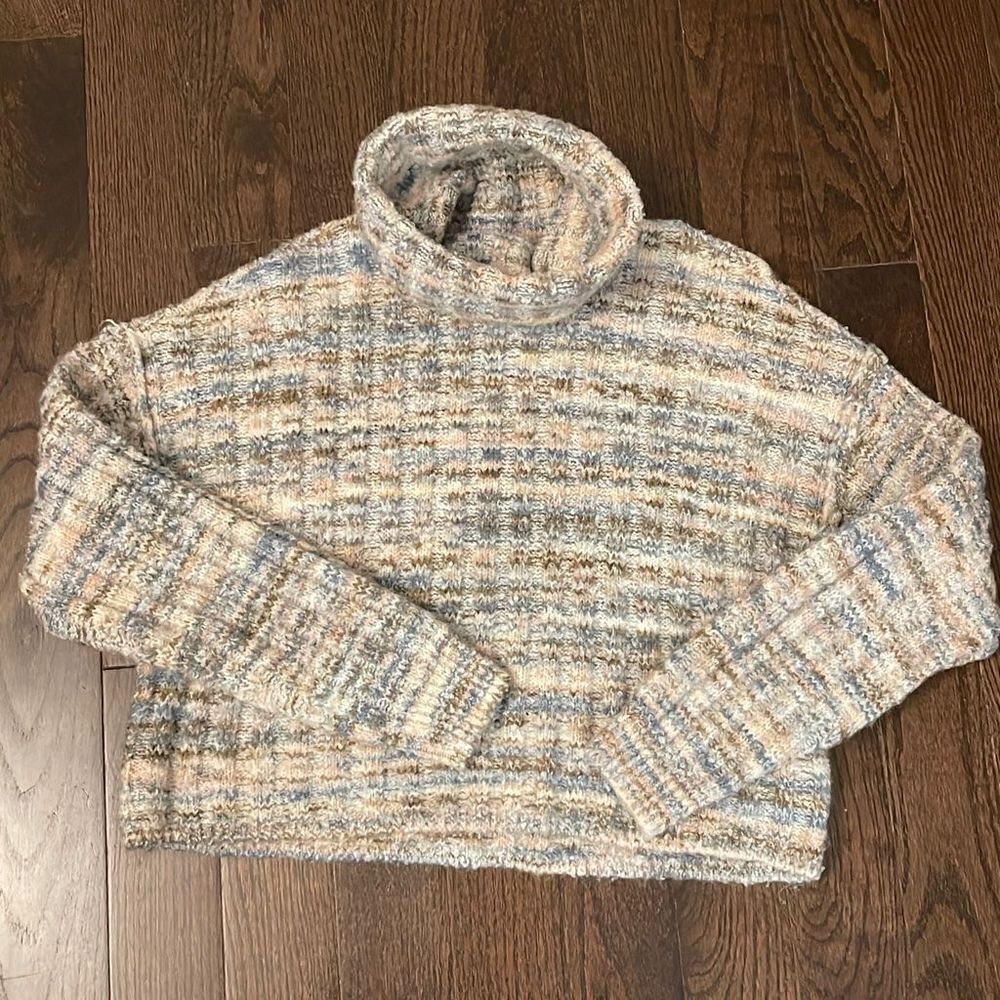 American Eagle Sweater. Size Small.‎ Cropped, Cowlneck